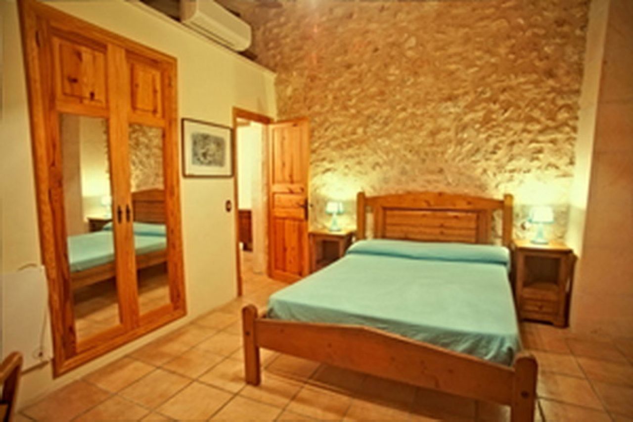 Enorme casa de pueblo con piscina y patio junto a Campos en una agrupación de viviendas - DH 24