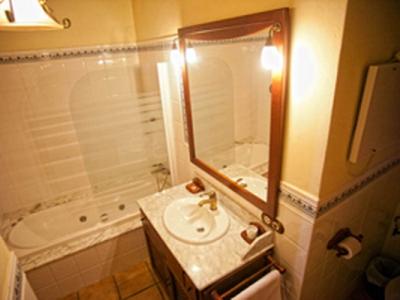 Enorme casa de pueblo con piscina y patio junto a Campos en una agrupación de viviendas - DH 24