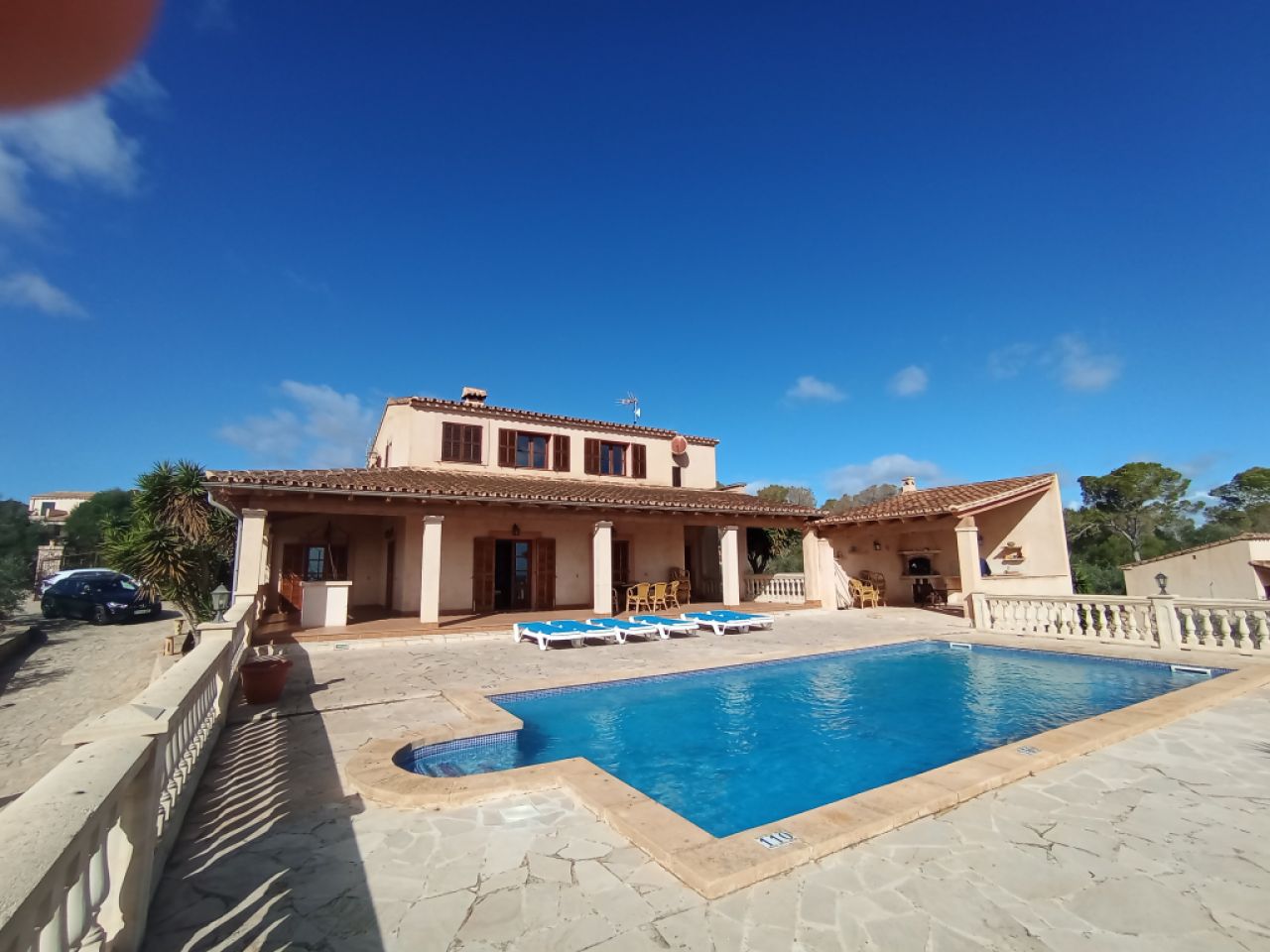 Enorme finca parcialmente amueblada con calefacción por gasóleo, piscina y vistas al mar cerca de Porto Colom — F 181