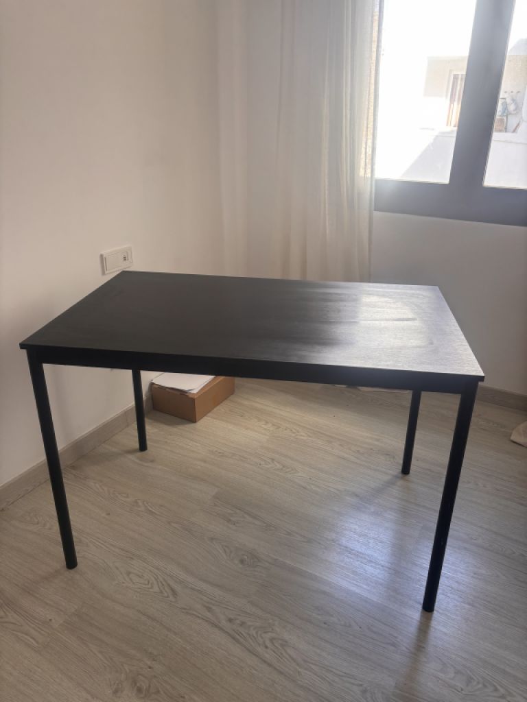 Mesa de comedor IKEA marrón oscuro