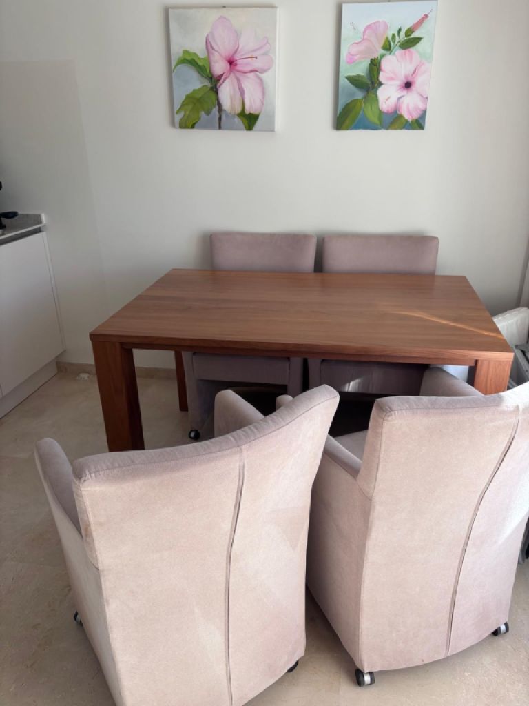 Mesa de comedor con 4 sillas (con ruedas) — Camp de Mar, Mallorca — Solo recogida