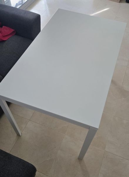 Mesa de comedor blanca