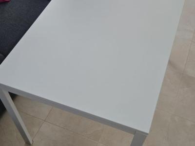 Mesa de comedor blanca