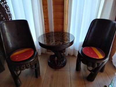 EXKLUSIV:   Massive Tropenholz Sitzgarnitur - 4 Stühle und 1 Tisch