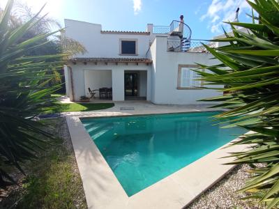 Ferien 2027: 2 Etagenchalet mit Pool, Terrassen, AC in ruhiger Lage von Cala LLombards -- CH 10 FZ