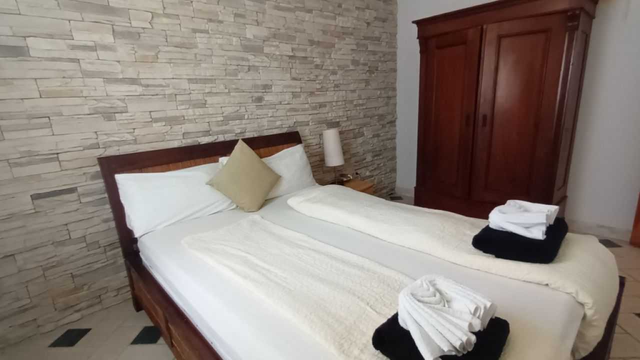 Ferien 2027: 2 Etagenchalet mit Pool, Terrassen, AC in ruhiger Lage von Cala LLombards -- CH 10 FZ