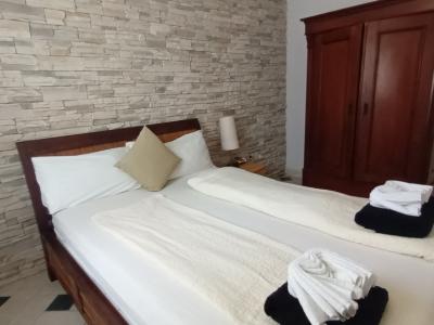 Ferien 2027: 2 Etagenchalet mit Pool, Terrassen, AC in ruhiger Lage von Cala LLombards -- CH 10 FZ