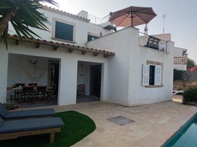 Ferien 2027: 2 Etagenchalet mit Pool, Terrassen, AC in ruhiger Lage von Cala LLombards -- CH 10 FZ