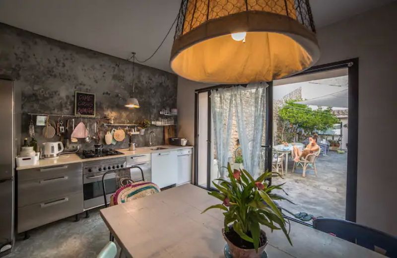 VACACIONES: Moderna casa de pueblo con patio y terraza en Es LLombards - DH 12 FZ