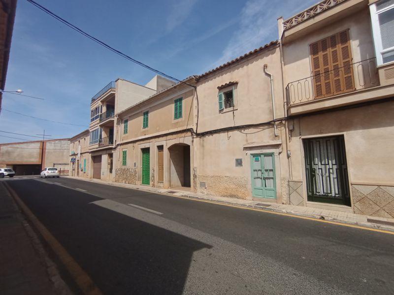 Ferienvermietung eines schönen Dorhauses mit Innenhof und Terrasse in Es LLombards --- DH 12 FZ