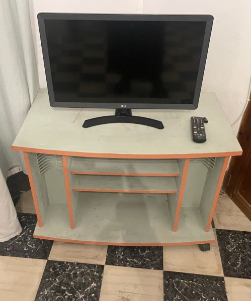 Mesa para TV y barra de sonido