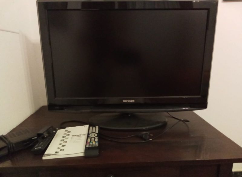 Televisor marca Thomson con receptor y mando a distancia