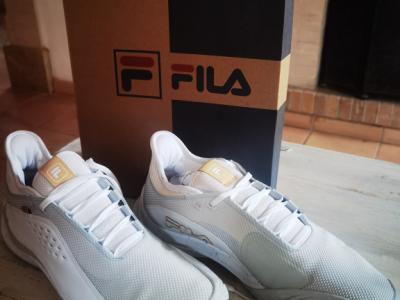 Fila zapatilla deportiva nueva en su embalaje original
