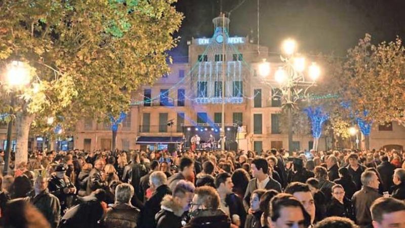 Für die Werbung für LLUCMAJOR PUEBLO wird eine Fassade angeboten