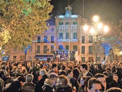 Für die Werbung für LLUCMAJOR PUEBLO wird eine Fassade angeboten