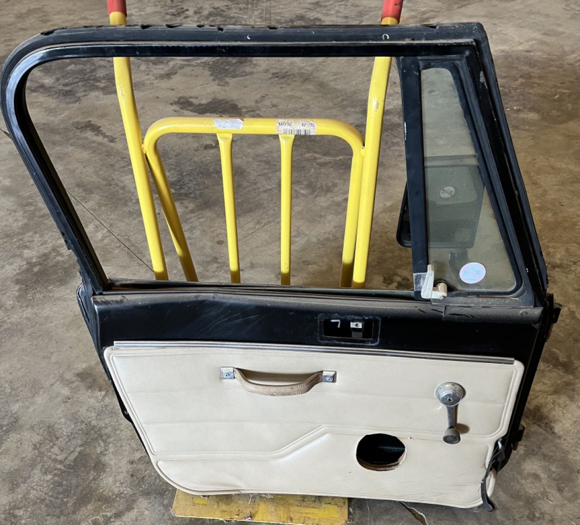 Für einen Jeep Wrangler YJ, Hardtop und Stahltüren (Re +Li)