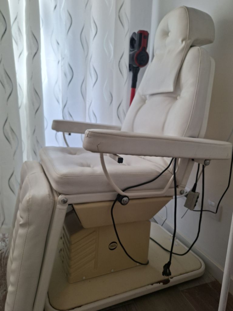 Foot care chair / Cosmetic chair