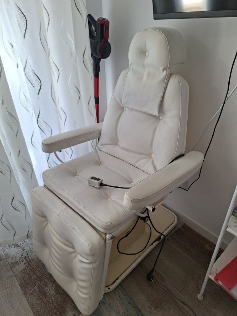 Foot care chair / Cosmetic chair