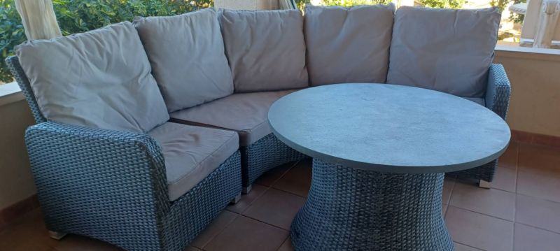 Sofá jardín con mesa.