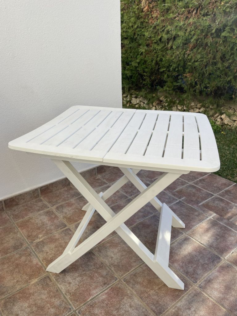 Rectangular plastic garden table white