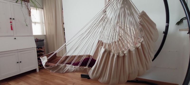 Gemütlicher Hängestuhl mit Metallgestell – Komfort für entspannte Stunden