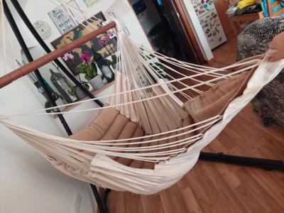 Gemütlicher Hängestuhl mit Metallgestell – Komfort für entspannte Stunden