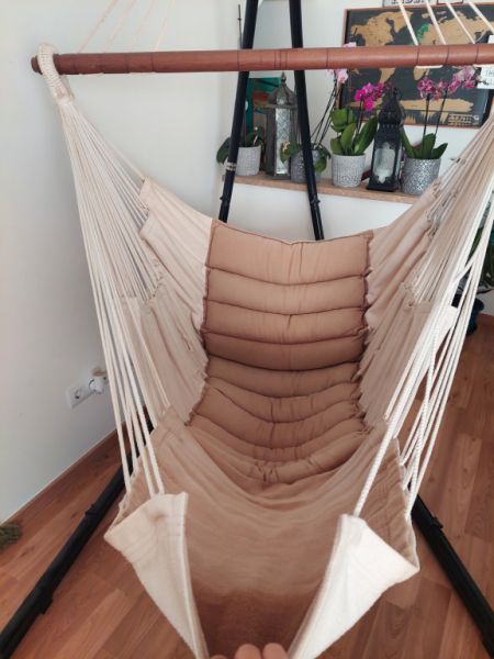 Gemütlicher Hängestuhl mit Metallgestell – Komfort für entspannte Stunden