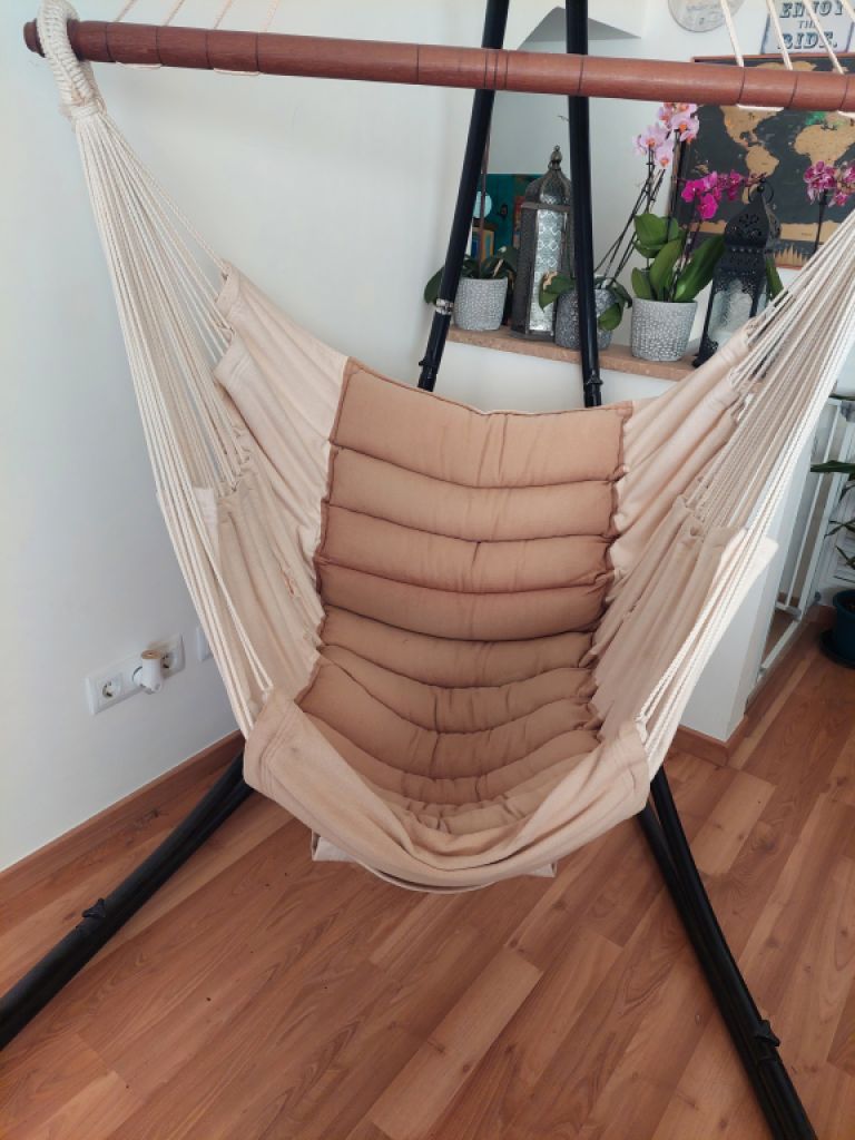 Gemütlicher Hängestuhl mit Metallgestell – Komfort für entspannte Stunden