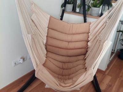 Gemütlicher Hängestuhl mit Metallgestell – Komfort für entspannte Stunden