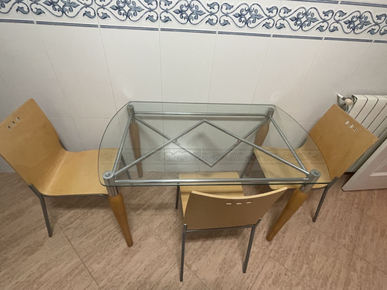 Mesa de comedor de cristal con 3 sillas