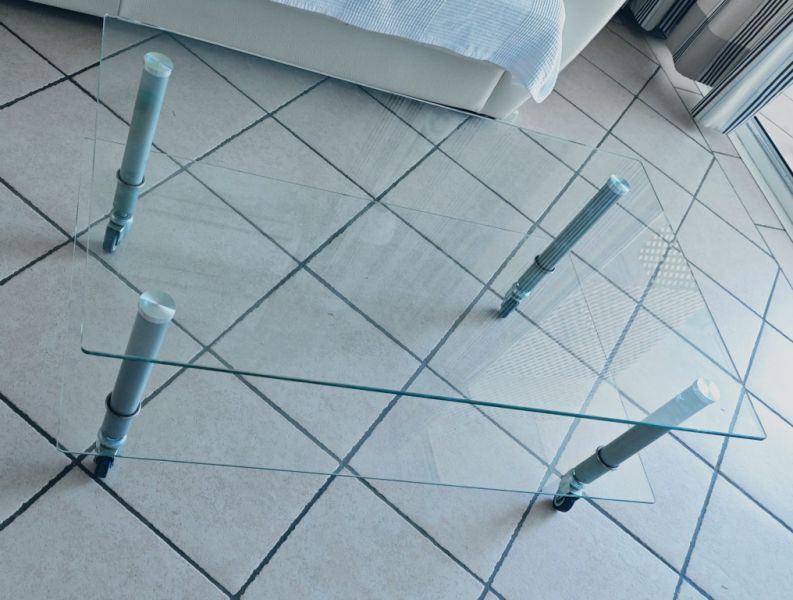 Mesa de cristal con ruedas
