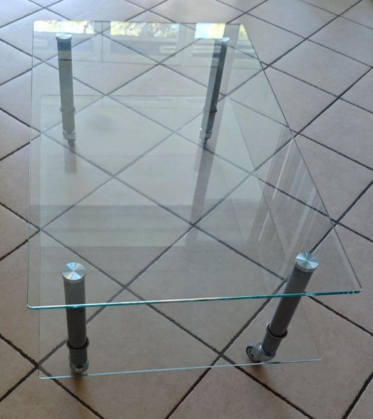 Mesa de cristal con ruedas