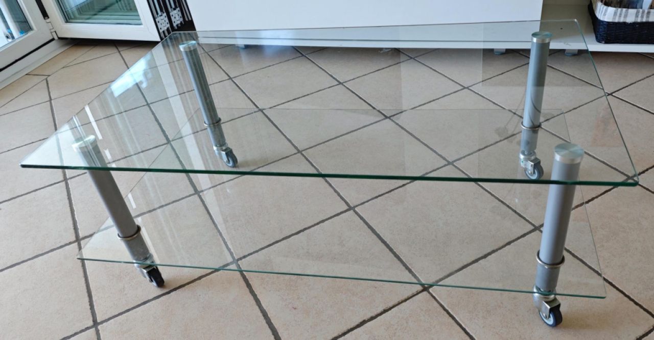 Mesa de cristal con ruedas