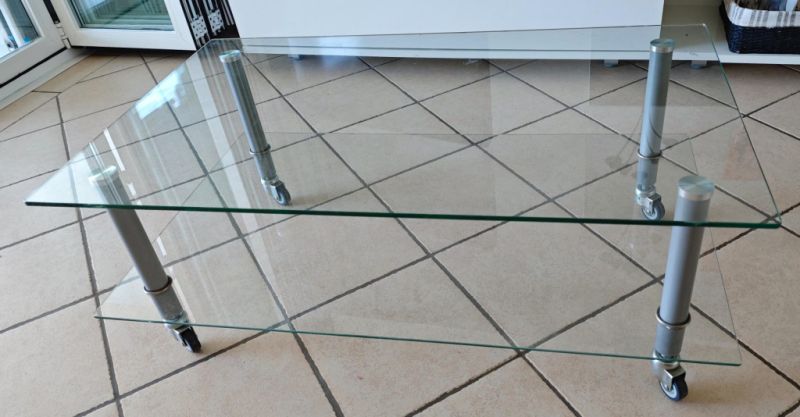 Mesa de cristal con ruedas