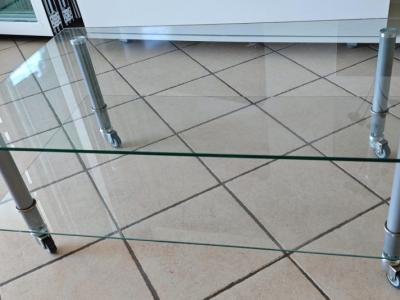 Mesa de cristal con ruedas