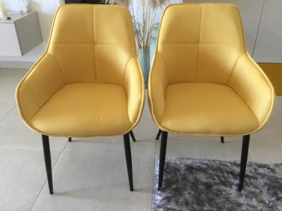 Mesa de cristal y dos sillones