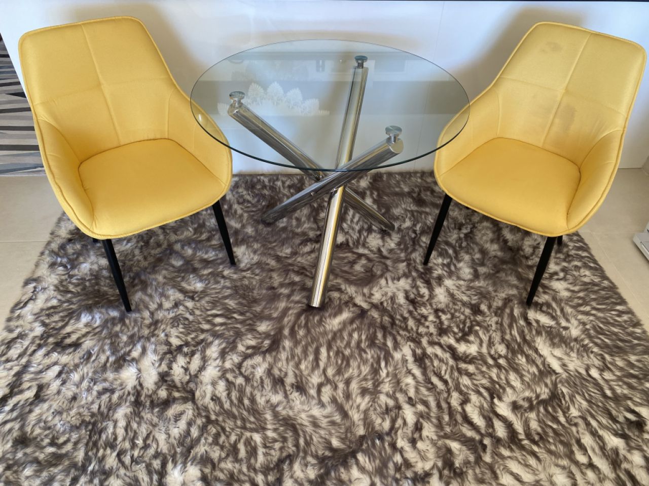 Mesa de cristal y dos sillones