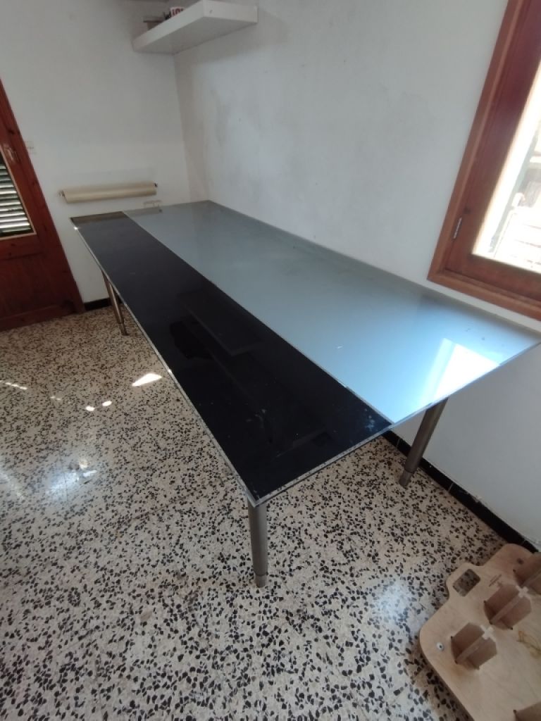 Mesa de cristal con estructura de acero inoxidable