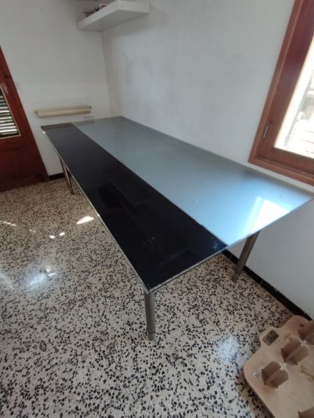 Mesa de cristal con estructura de acero inoxidable