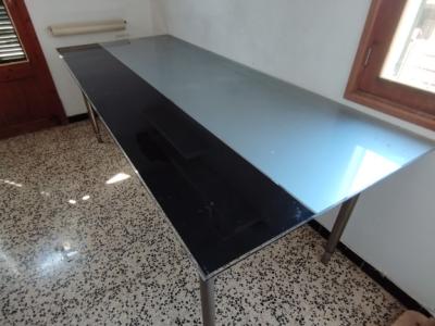 Mesa de cristal con estructura de acero inoxidable