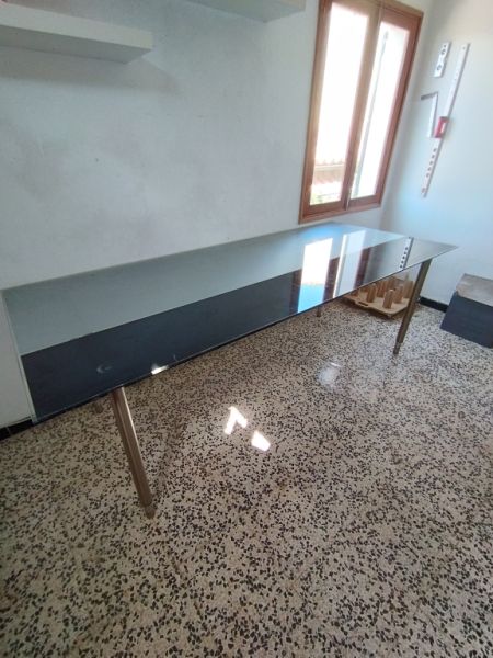 Mesa de cristal con estructura de acero inoxidable