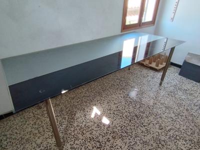 Mesa de cristal con estructura de acero inoxidable