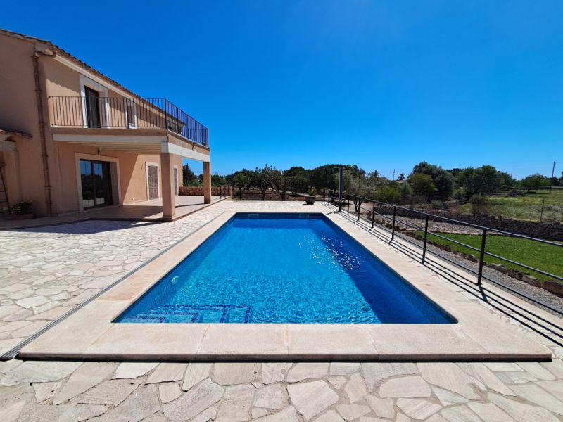 Gran finca con 4 - 5 dormitorios, estudio independiente, calefacción, piscina cerca de Calonge - Cala Dor - F 10