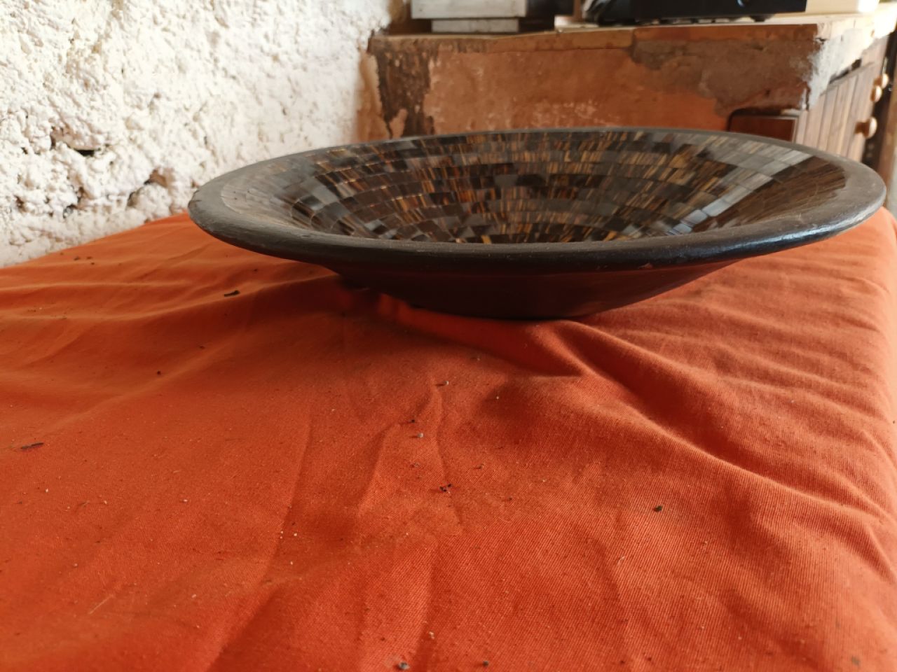 Grosse Obstkeramikschale mit Glassteinen