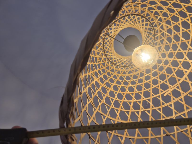 Gran lámpara de techo de ratán con bombilla