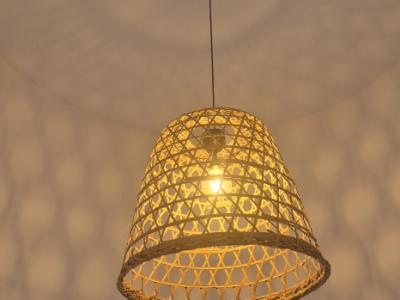 Gran lámpara de techo de ratán con bombilla