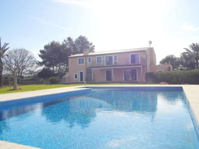 Finca grande y sin amueblar con 2 unidades de septiembre y piscina cerca de Felanitx-Campos --- F 46