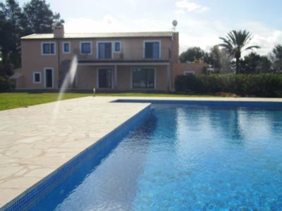 Finca grande y sin amueblar con 2 unidades de septiembre y piscina cerca de Felanitx-Campos --- F 46