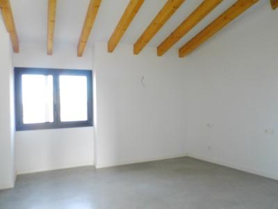 Finca grande y sin amueblar con 2 unidades de septiembre y piscina cerca de Felanitx-Campos --- F 46