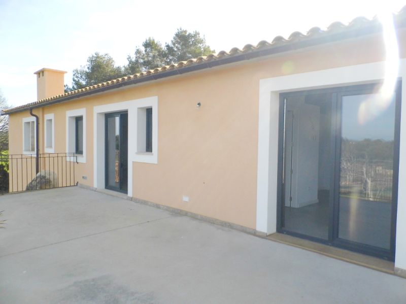 Finca grande y sin amueblar con 2 unidades de septiembre y piscina cerca de Felanitx-Campos --- F 46